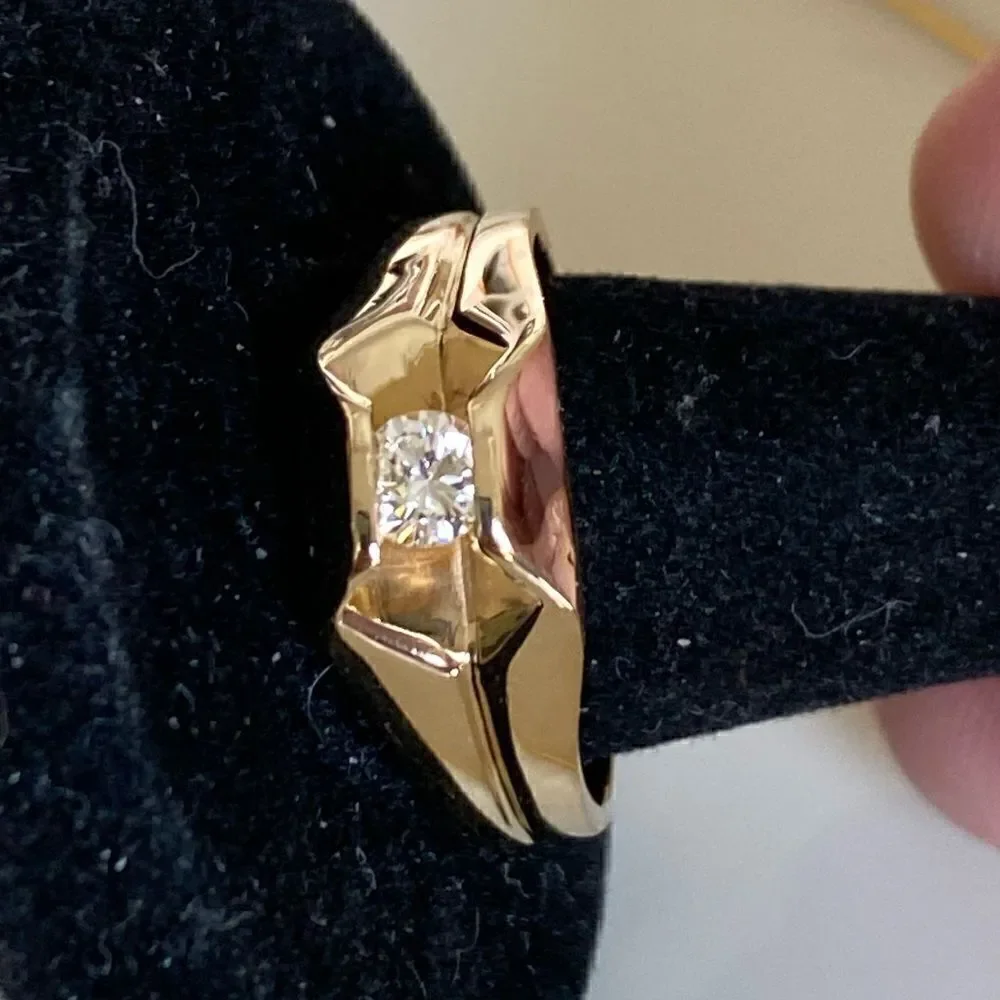 Men’s 14k yellow gold solitaire ring